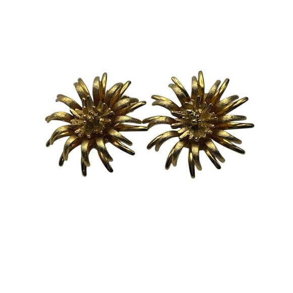 Beautiful Vintage Gold Tone Flower Brooch and CORO Clip-on earring set - Picture 7 of 10